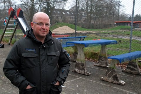 Bestuurslid Raf Dabekaussen inspecteert de speeltuin.